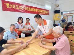 很喜好帮邻人白叟清扫房间、端茶送饭